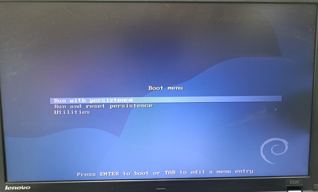 ThinkPad E520 の画面に Boot menu が出ている。Run with persistence、Run and reset persistence、Utilities の3つが並ぶ