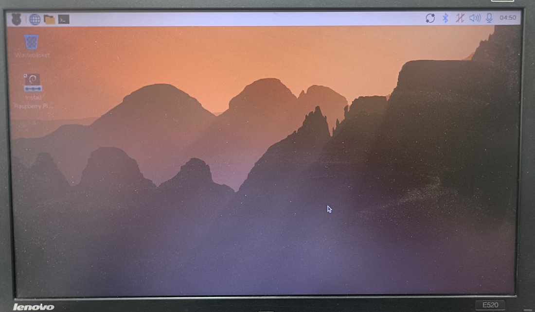 ThinkPad E520 に表示された Raspberry Pi Desktop。上にパネル、左上にごみ箱と Install Raspberry Pi のアイコン、夕焼けの山の壁紙