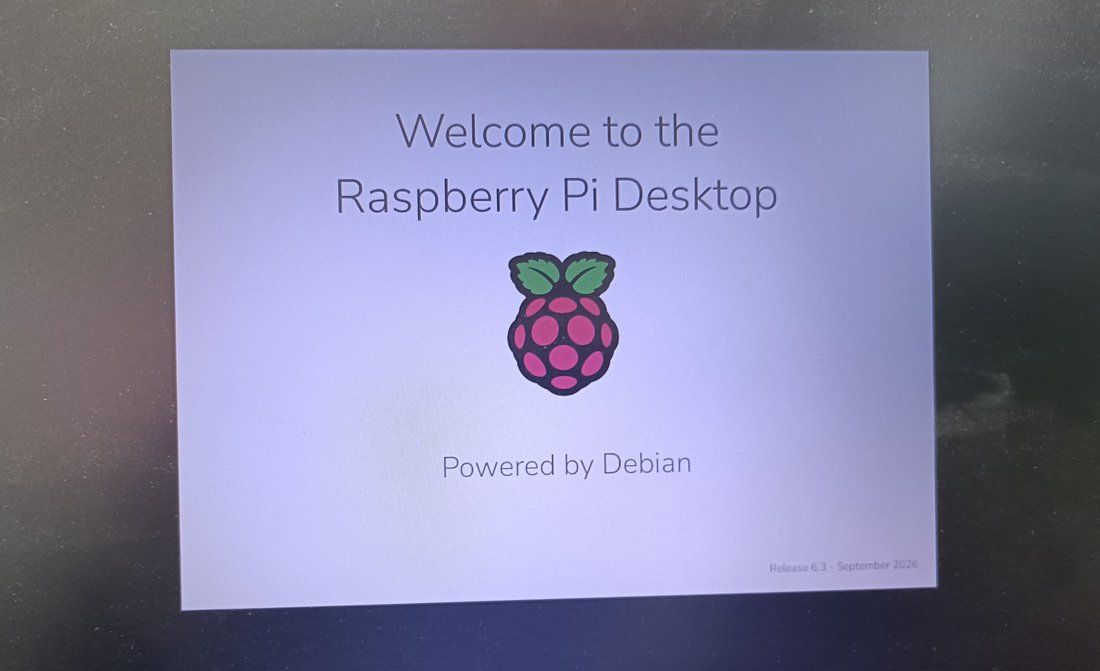 Welcome to the Raspberry Pi Desktop、Powered by Debian と表示された起動中の画面。右下に Release 6.3 - September 2026